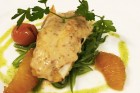 Merluza con salsa de marisco y salteado de verduras con naranja - Restaurante Artabria