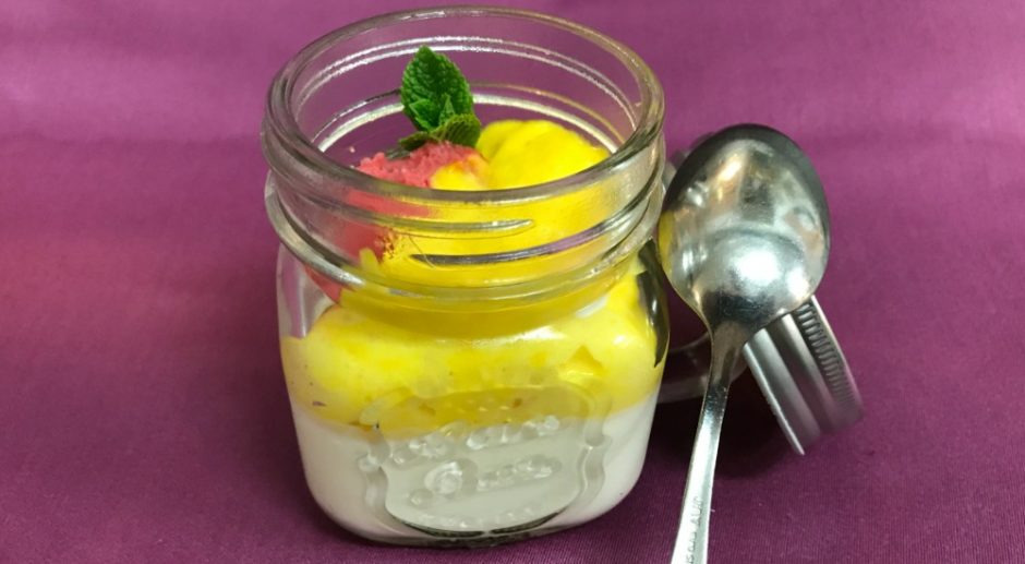 Semifrio de queso espuma de mango y helado de frambuesa